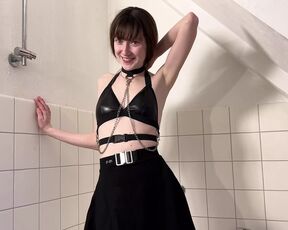 Teenage-girl pees into her shower LisaLangen