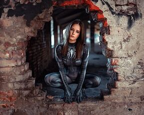 Lost Place Fotograf wird von Spidergirl überrascht und bekommt einen perfekten Blowjob.