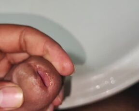 سکس ایرانی پسره آبشو توی دستشویی خالی میکنه /Iranian boy masturbating in the bathroom