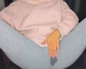 BABY IN GRAY LEGGINS MAKES SQUIRT ????