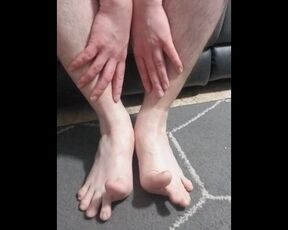 In need of feet worshippers