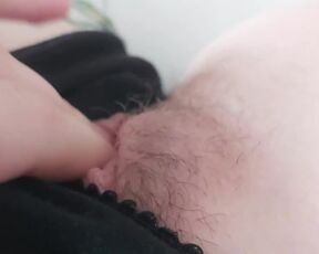 Hairy Pussy Handjob to Squirt