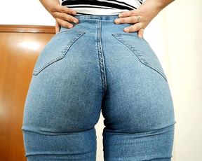 AMAZING Teen ASS in Super Tight Jeans And Perfect Cameltoe!