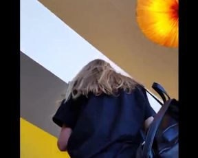 Two insane ass teens on escalator