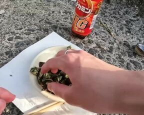 カメノテを完食するいもこ