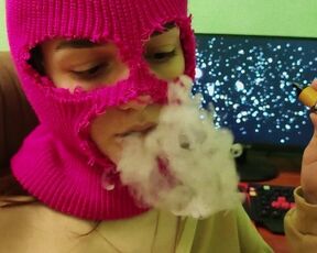 BEAUTIFUL GIRL SEXY SMOKE VAPE TO MUSIC!