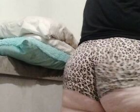 Twerking big booty milf