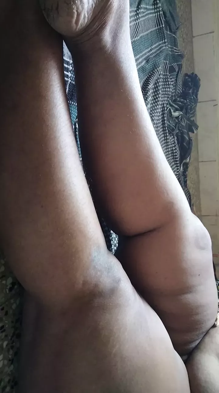 Kerala aunty showing hip , leg and boobs - HubUrbate