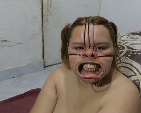 BONDAGE facial en GORDITA con semen en ella