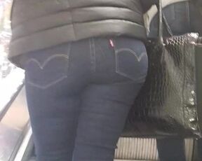 Un bon cul dans un jean levis girl with good ass