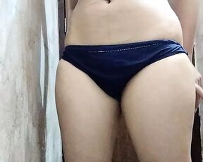 Desi ladki ne salwaar kholkr nangi hokr banaya sexy video