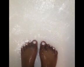 FOOT FEIN SEXY TOES SPLASHING IN WATER ????