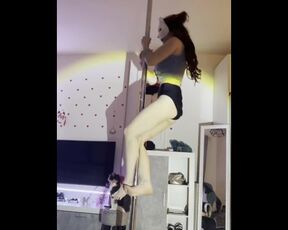 Nude pole dancing vid