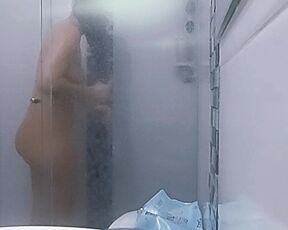 chica es grabada en la ducha por una camara escondida, joven grabada en secreto