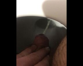 Pissing in my toilet / Κατουράω μισοκαυλωμένος